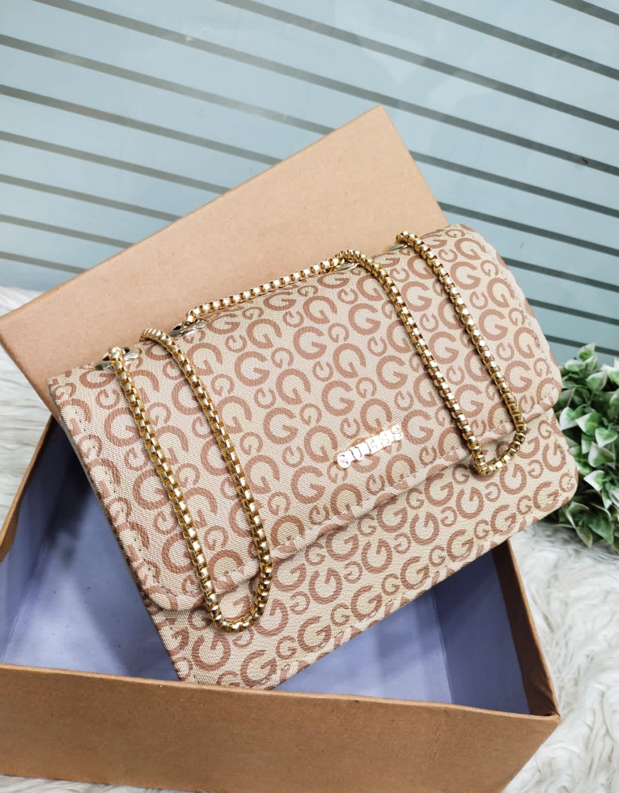 💖 TOP DEMANDING ARTICLE 💖   💖 GUESS Crossbody Handbags For Womens💖 ✨ Size : Large  ✨ With Long chain  ✨ Good Capacity ✨ Stylish & Unique